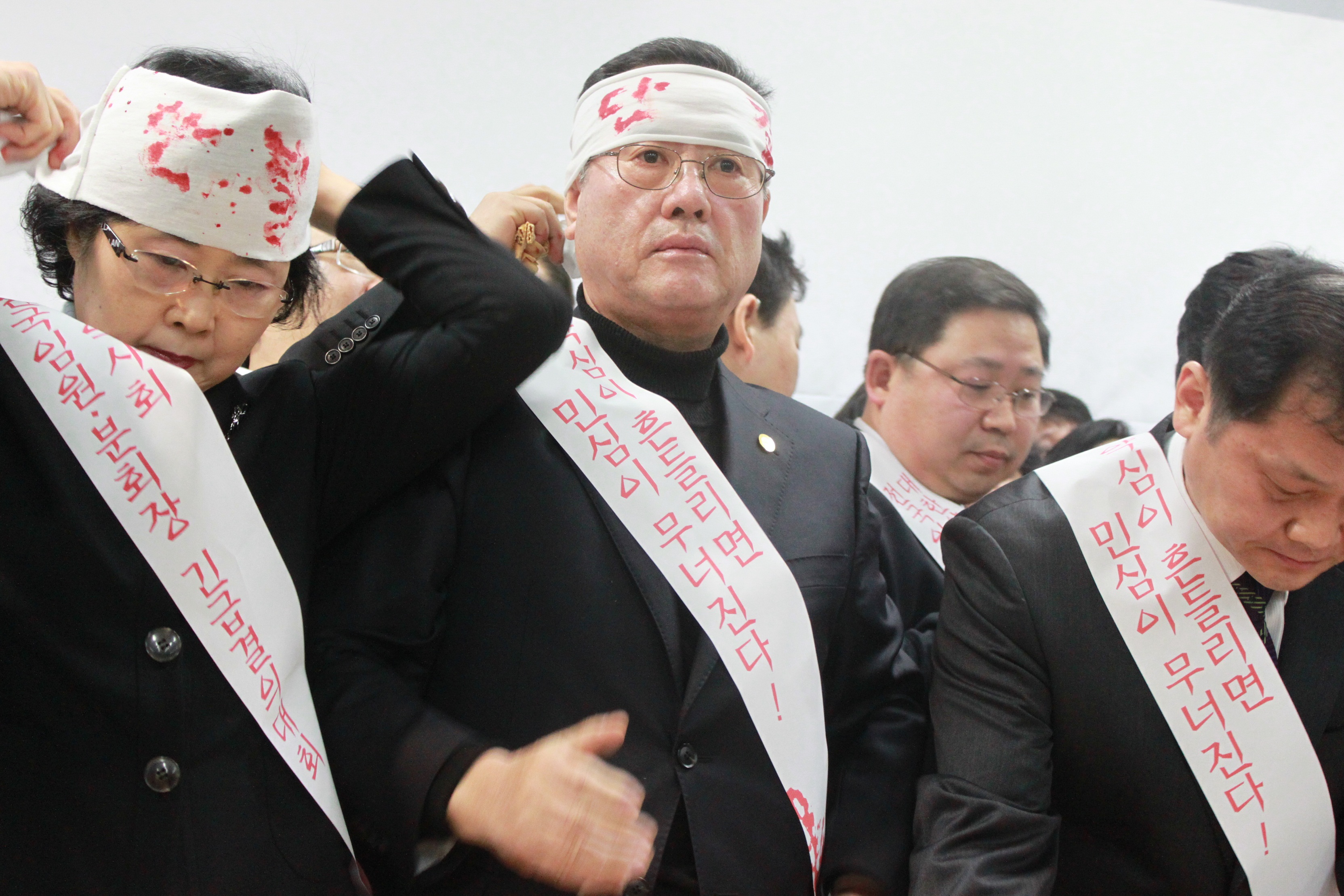 김 구 대한약사회 회장(사진 가운데)이 모든 약사인의 의지를 모아 개악인 약사법 개정안 국회통과 저지를 앞장서서 막아내겠다며 결연한 의지를 보이고 있다.
