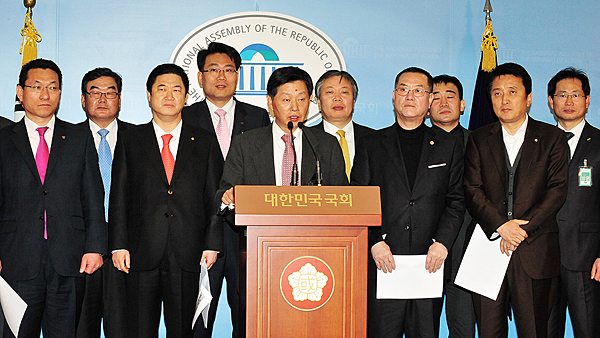 대한의협(회장. 경만호)은 14일 성명서를 내고 차기 식약청장 후보로 거론되는 몇몇 약대교수 하마평과 관련, 이들의 식약청장 임명에 반대한다는 성명을 발표했다.<가운데가 경만호 의협회장으로 사진은 지난번 국회에서 의약단체장들이 카드수수료 인하를 요구하는 장면.>