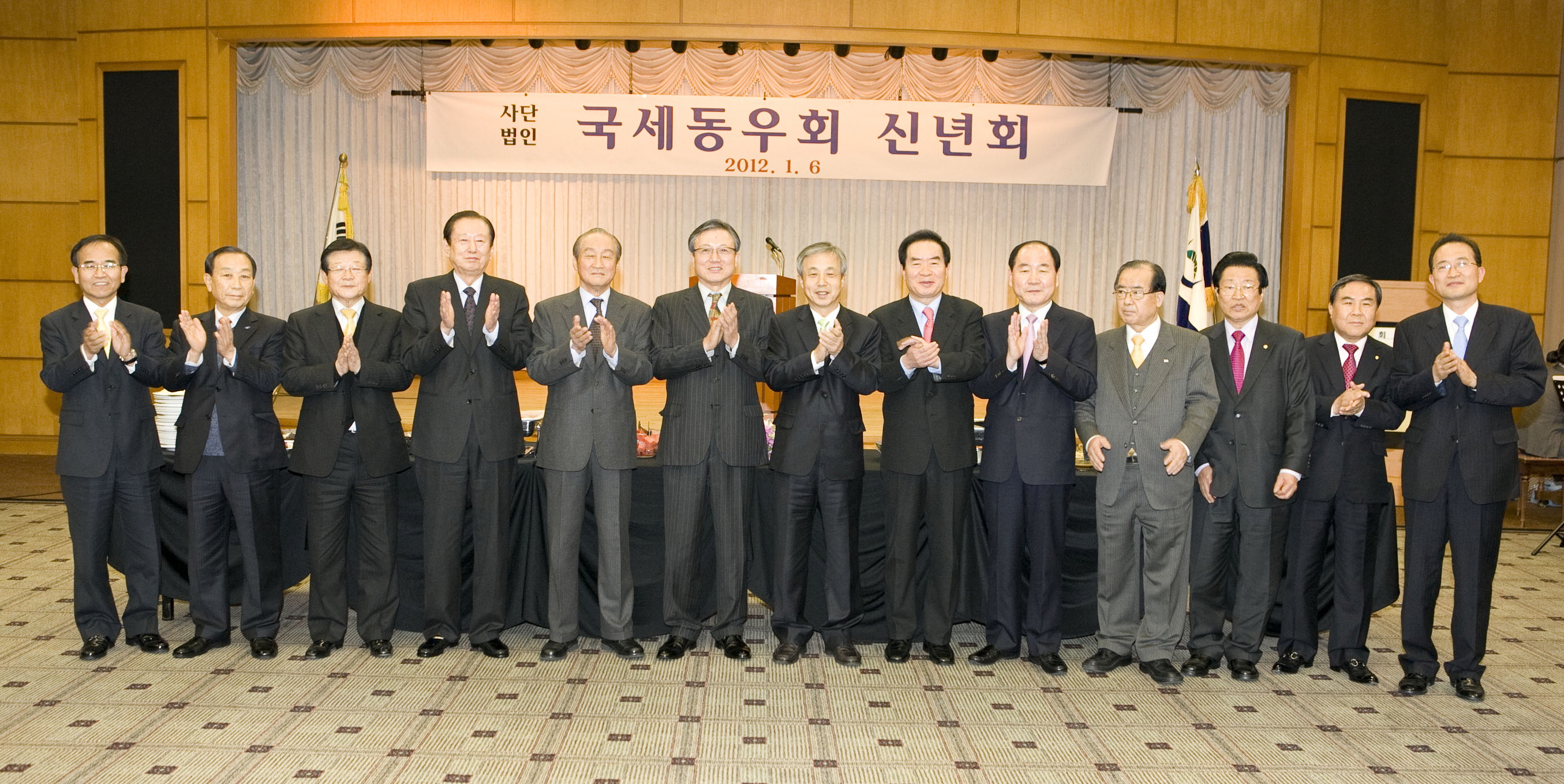 (좌측부터) 김낙회 조세심판원장, 구종태 전 국회의원, 이근영 전 금융감독원장, 추경석 전 건설교통부 장관, 서영택 전 국세청장, 이건춘 국세동우회 회장, 이현동 국세청장, 김성호 전 보건복지부장관, 손영래 전 국세청장, 김정부 전 국회의원, 임향순 전 세무사회장, 조용근 전 세무사회장, 백운찬 세제실장