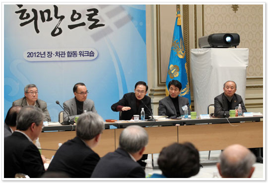 이명박 대통령(사진 가운데)은 
