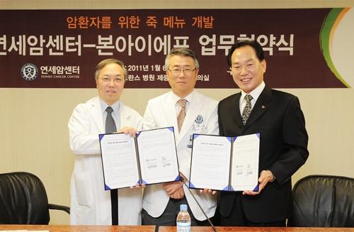 김철호 본아이에프 대표이사(사진 맨 오른쪽)는 지난 2011년 1월 연세암센터(원장. 정현철. 사진 맨 왼쪽)와 연세의료원(원장. 이 철. 사진 가운데)과 '암환자들을 위한 환자식 개발 MOU'를 체결하는 등 기업의 사회적 책임을 다하고 있다.