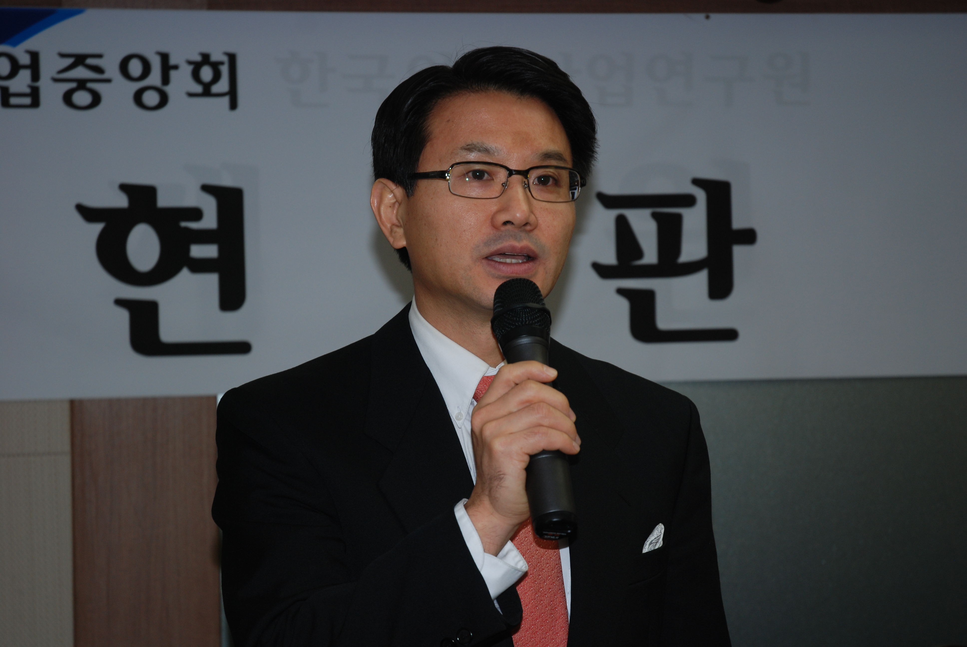 남상만 한국외식업중앙회장은 지난 1일자로 중앙회 부설 한국외식산업연구원 초대 원장에 외식산업계 세계적 석학인 장수청 교수를 선임(사진) 했다.
