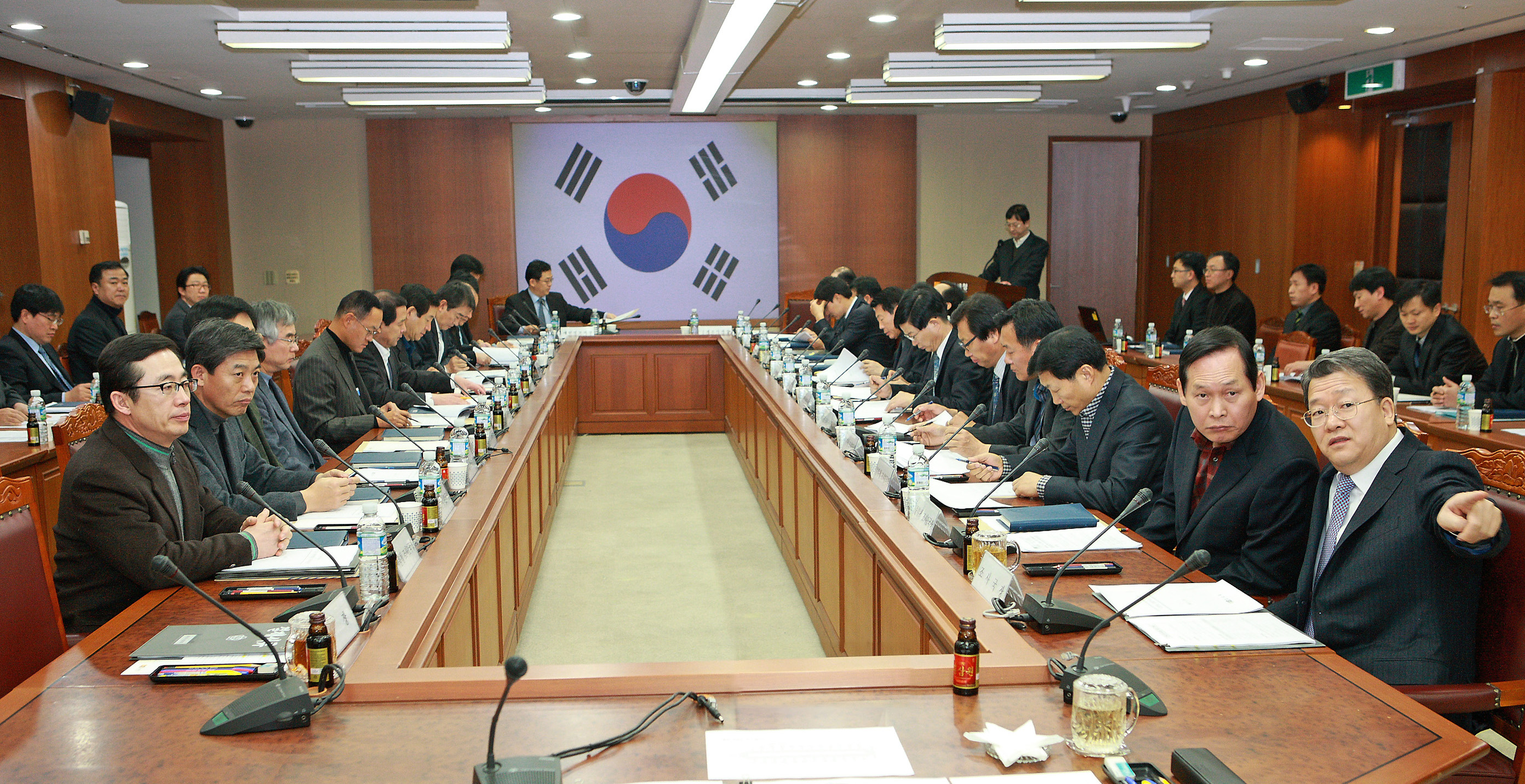 국세청이 국내 최고의 기업 삼성전자에 대한 세무조사(정기 일반세무조사)를 두 차례나 연장, 이달 말경에 종료할 것으로 알려진 가운데 향후 삼성전자측의 대응에 재계와 세정가 등의 관심이 집중되고 있다.<사진 맨 왼쪽은 삼성전자에 대한 세무조사를 전담하고 있는 김영기 서울청 조사1국장.>