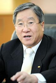권오형 회계사회장은 “약 325조에 달하는 정부예산을 편성-심사하는 국회에 실무 경험이 있는 회계사 출신의 국회의원이 한 명도 없다. 평소 이에 대해 매우 안타까웠으며, 대한민국이 사회적 신뢰성이 높은 공정한 사회가 되기 위해서는 회계를 아는 정치인이 반드시 필요하다”고 비례대표 신청의 배경을 설명했다.<권 회장의 회계사회장 임기는 오는 6월경이다.>