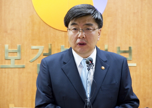 임채민 복지부장관은 지난 6일 국내 제약산업을 세계 7위권에 올려 놓겠다는 야심찬 비전을 제시했다. 임 장관은 이를 담은 '2012 제약산업 경쟁력 제고방안'을 마련, 이명박 대통령에게 보고 했다.