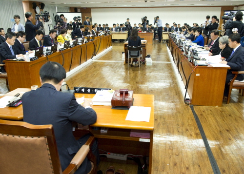 복지부가 의료법시행규칙개정령안을 입법예고 함에 따라 ‘환자 권리’에 관한 구체적 내용이 접수창구 및 응급실에 액자로 게시되고 감염관리실 설치대상 확대 등 중환자실이 있는 병원급 감염관리도 강화되는 등 환자의 권리가 대폭 강화될 전망이다.<사진은 지난해 국회 복지위의 복지부에 대한 국감장면.>