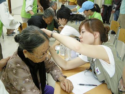 두산비나 꽝응아이성 의료봉사 활동 사진