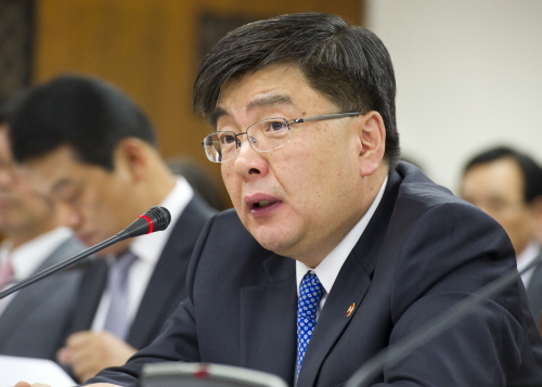 5일 복지부에 대한 국회 복지위의 국정감사에서 리베이트 제공혐의를 받고 있는 혁신형 제약기업(13개사)에 대한 정치권의 뜨거운 공세가 어떻게 전개될지 벌써부터 귀추가 주목되고 있다.<사진은 임채민 복지부장관.>