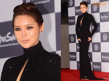 에스쁘아  박시연의 부산국제영화제 레드카펫에 선 모습.