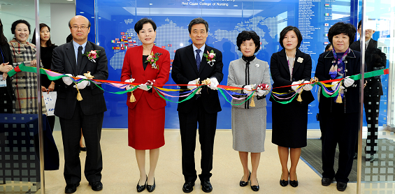(왼쪽부터)서동철 약학대학장, 조갑출 간호부총장, 안국신 총장, 최경숙 간호대학장, 이옥철 교수, 권혜진 교수.