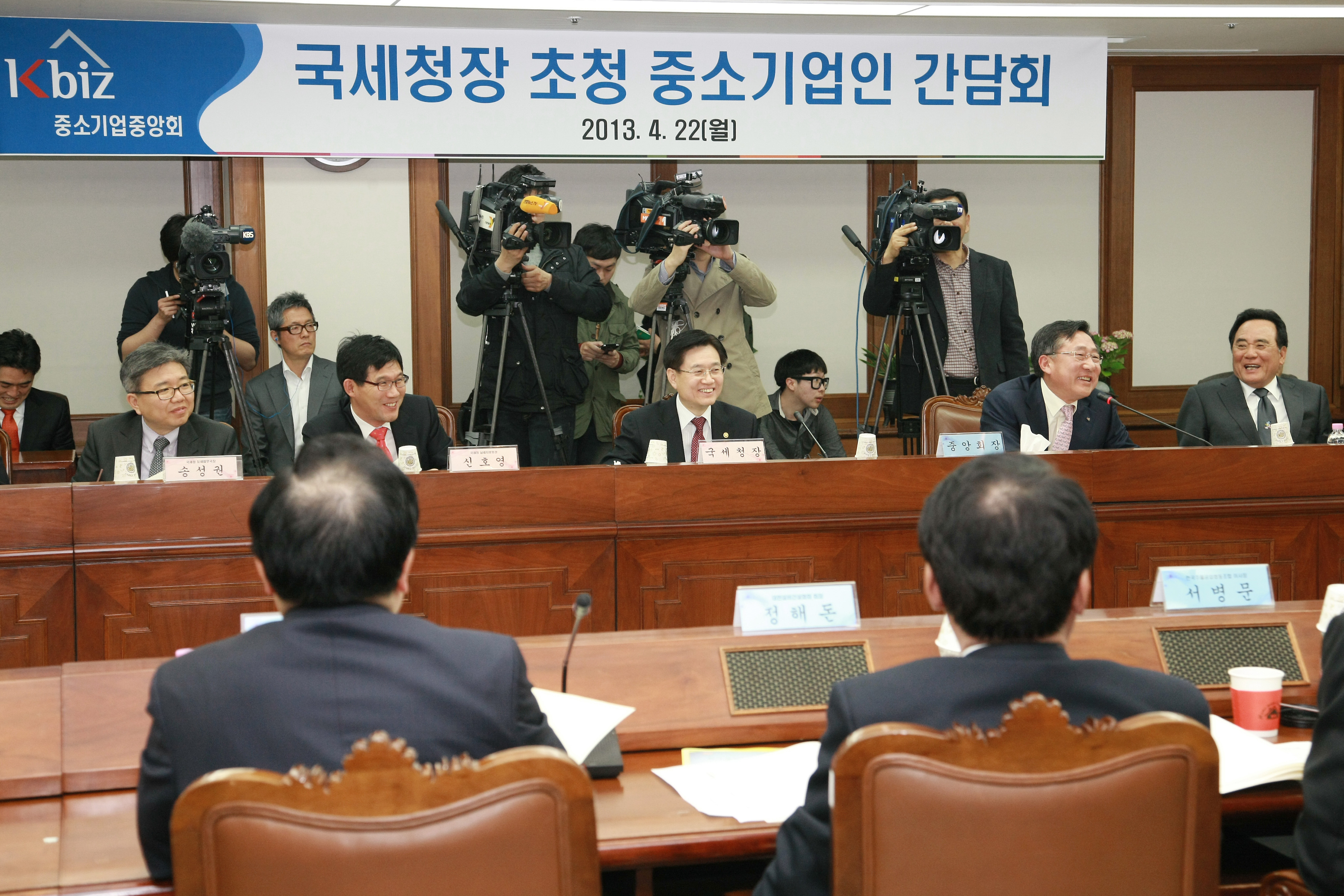 김덕중 국세청장(가운데)은 기협 초청 간담회에서 