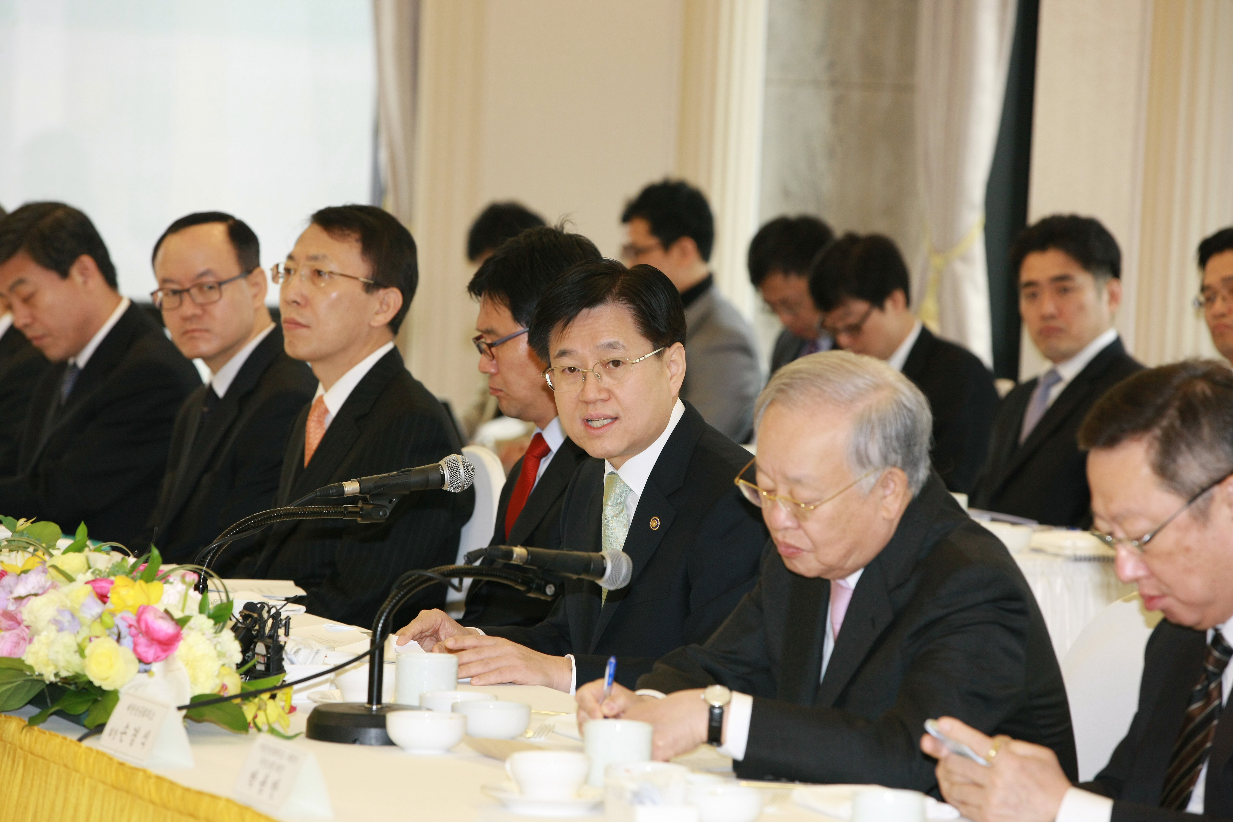 '세수확보+복지재원 마련=지하경제 양성화' 등 국가 중대사를 떠 안은 김덕중 국세청장(가운데)이 최근 대한상의를 찾아가 