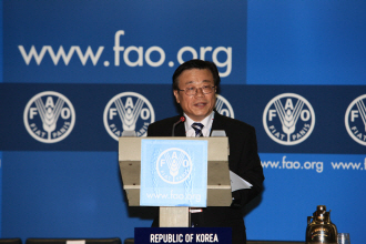 이동필 농식품부 장관이 제38차 FAO총회 기조연설에서 세계 식량안보 위한 우리나라의 적극적 역할을 천명했다.