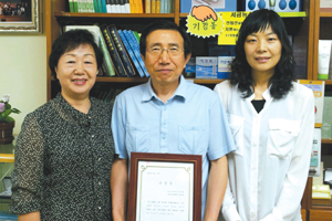 서울선릉지회 소속 문성호, 박병옥, 안경숙 수지침사가 최근 수지침, 서금요법 자원봉사를 통한 이웃사랑을 실천한 봉사정신을 평가받아 시립성동노인종합복지관장 표창을 받았다.