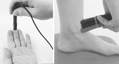 사진 왼쪽부터 악성비염(A28)과 발목통증에 (-)도자 4개와 (+)도자 2개로 자극.