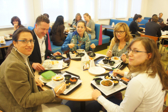 밥과 반찬으로 한식을 식사하는 모습