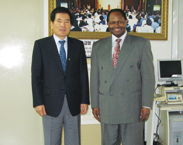 유태우 회장을 만나 영광이라는 머조라 박사(사진 오른쪽)