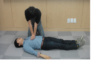 심폐소생술 시연.