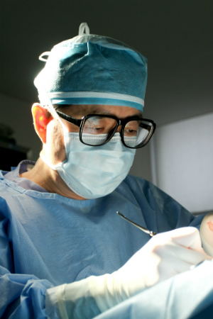 소리이비인후과 이호기 원장 와우이식술 집도 모습.