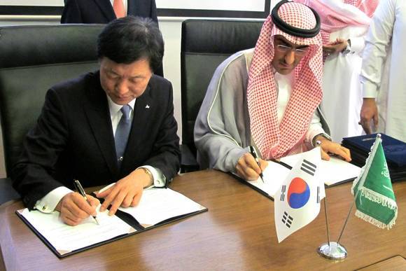 (사진 왼쪽부터) 박구서 JW홀딩스 사장, 사우디아라비아 SPC사 와엘 카와치(Wael Kaawach) 회장