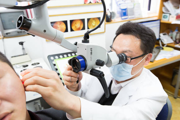 소리이비인후과 신중욱 원장의 귀 진료 모습.