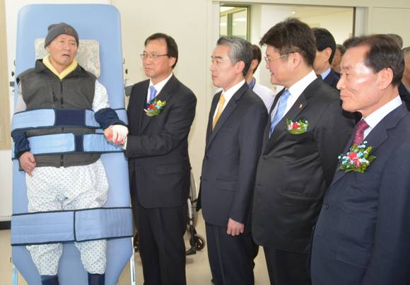 사진설명 : 재활치료환자와 대화를 나누는 최장화 부산의료원장(좌에서 2번째), 박재민 부산시 행정부시장(좌에서 3번째), 부산시의회 이진수 복지환경위원장(좌에서 4번째)