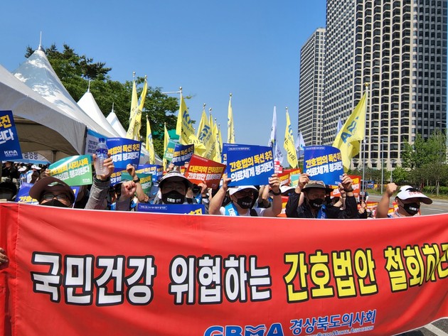 '간호법' 막기위해 삭발까지… 의사-간호조무사들 거리로