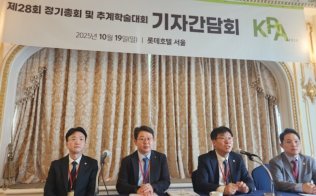 "약가 정상화없이 성분명 탁상행정… 수탁고시도 중단"