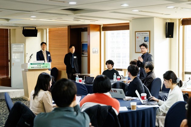 "정보 과다에 암 환자 절반 이상 혼란"… AI 시대 신뢰 정보 판별 '난항'