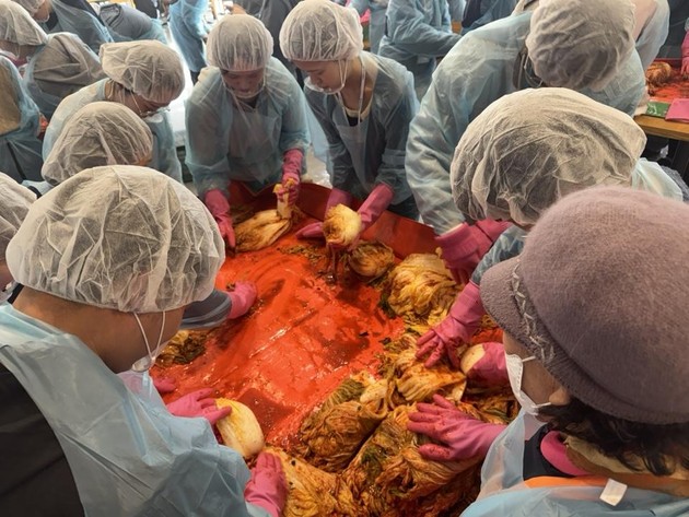 동아쏘시오그룹, 신입사원들과 '사랑의 김장 나눔' 봉사활동 전개