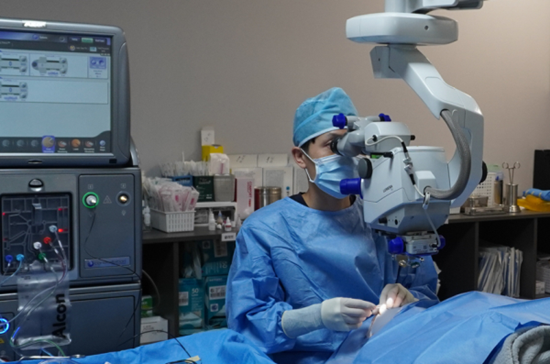 40대 갑작스런 시력 저하… 노안이라 넘기지 말고 백내장 정밀 검사 필요