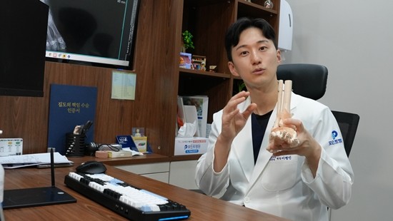 무릎 부딪힌 뒤 통증 줄었다고 안심 금물…'후방 십자인대 손상'  주의