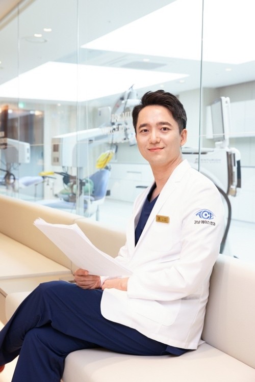 백내장 초기증상, 노안과 구분 필요… 수술 시기는?
