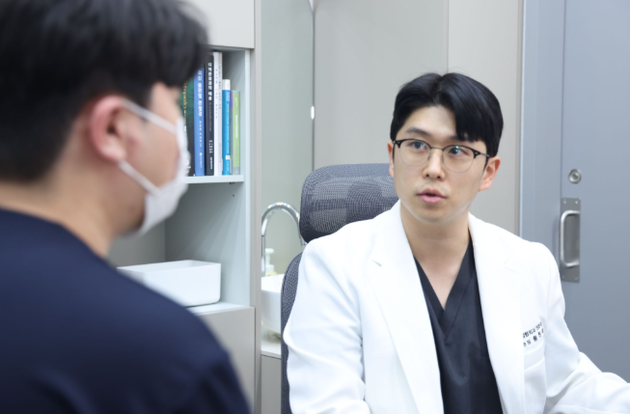 목 통증과 함께 반복되는 두통, 목디스크로 인한 '경추성 두통' 살펴봐야