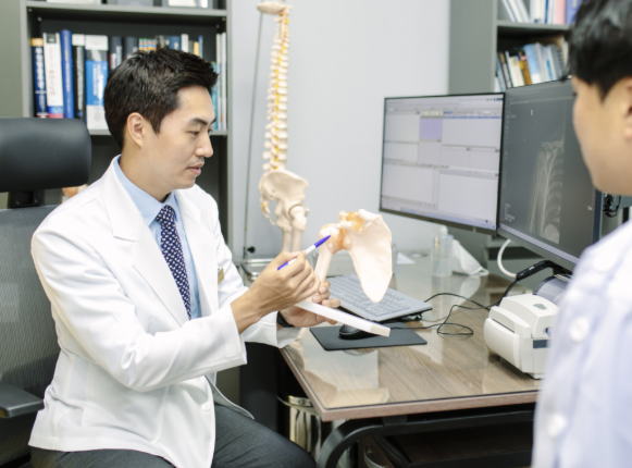 밤마다 저리고 욱신거리는 손목, 잠든 자세가 통증 키운다